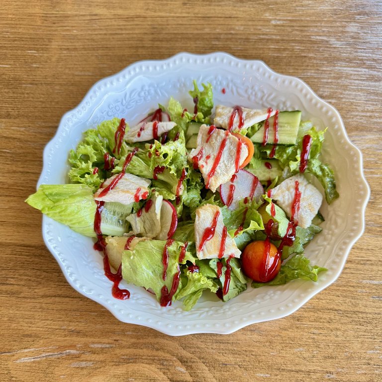 Б С куриной грудкой, хрустящим салатом, свежими томатами и огурцами,с малин
